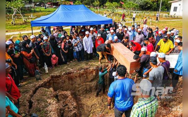 Pilu !!! Jenazah Tiga Beranak Mati Berpelukan Selamat Dikebumikan Satu ...