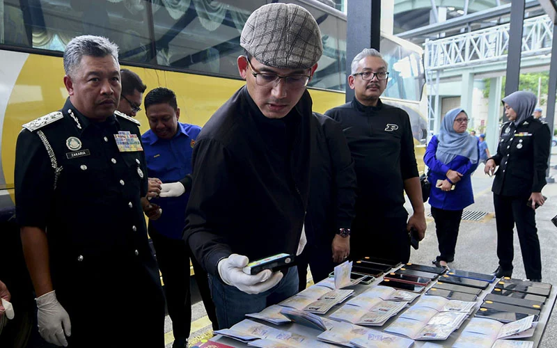 Sindiket Seludup Ah Chong Tumpas, 2 Pegawai Imigresen Ditahan - Sengat ...